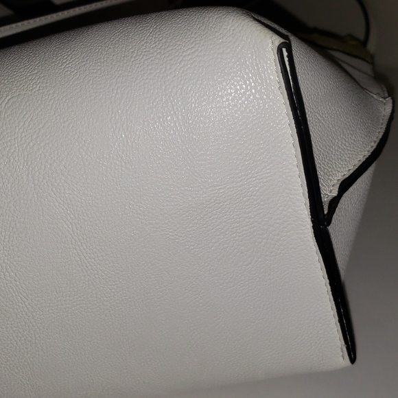 BEAUTIFUL  NeW Calvin Klein Tote with Matching Wristlet 🌼 Purse Bag Reversible - Picture 9 of 11